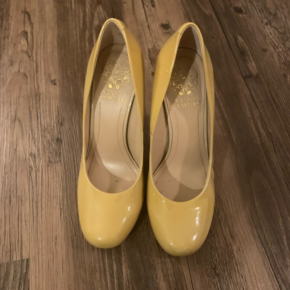 Tan pump with satin finish